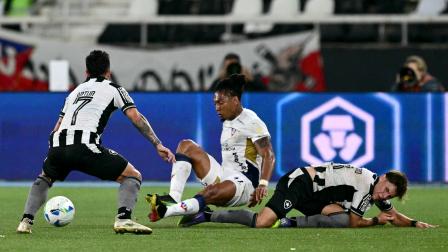 José 'Choclo' Quintero, de Liga de Quito, defiende el esférico ante la marca de dos jugadores de Botafogo, en el partido disputado la tarde y noche del 14 de agosto del 2025.