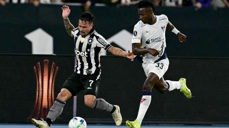Leonel Quiñónez (derecha) intenta arrebatarle el esférico a Artur, de Botafogo, en el partido de los octavos de final ida, jugado en Rio de Janeiro, el 14 de agosto del 2025.