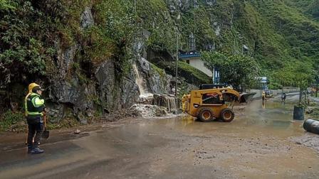La lluvia ocasionó deslizamientos en distintos puntos de la vía E35 en el tramo Baños Puyo.