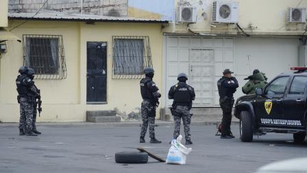 La Unidad Antiexplosivos de la Policía Nacional en una escuela en Durán. Fotos: César Muñoz/API
