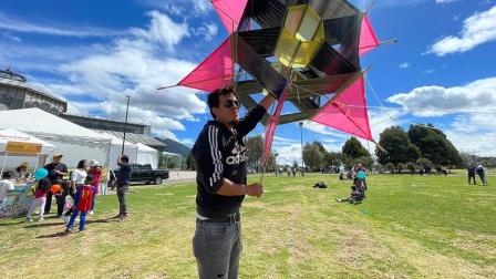 Agosto es el mes en el que se hacen volar cometas en los espacios verdes en Quito.