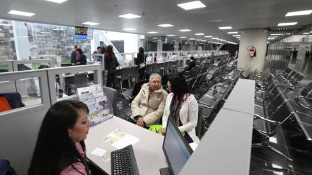El Gobierno dispuso la fusión de ministerios y el despido de 5 000 funcionarios públicos en Ecuador