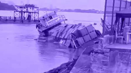 Gabarra naufragó a orillas del muelle del cantón Durán en la provincia del Guayas.