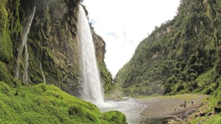 La cascada Cóndor Machay es considerada la más alta del cantón Rumiñahui
