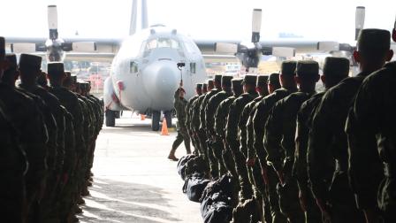 1750 militares recién graduados del Ejército Ecuatoriano fueron desplazados hoy a los sectores de Guayas, Manta y Santa Rosa vía aérea y terrestre desde el aeropuerto de Cotopaxi.