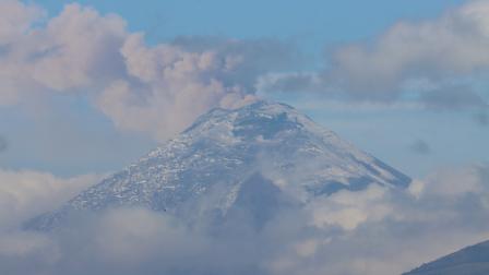 Vista desde el Valle de los Chillos del Volcán Cotopaxi, con emisiones de ceniza.
