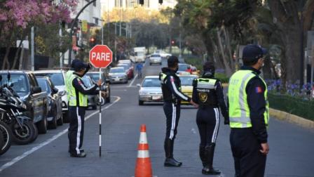 Los agentes de tránsito son los encargados de hacer cumplir la medida del Pico y Placa.