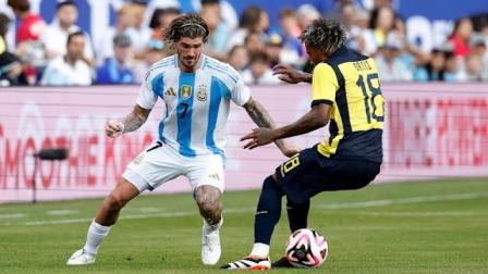 Rodrigo de Paul (izquierda) traslada el esférico ante la marca de Joao Ortiz, de Ecuador, durante la Copa América de Estados Unidos 2024