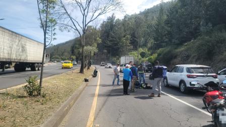 Un motociclista quedó herido tras chocar con un vehículo en la av. Simón Bolívar a la altura de la Ruta Viva.