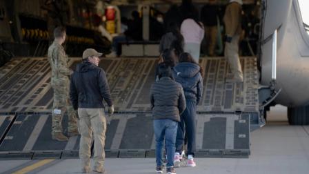 Un grupo de migrantes en un avión militar, camino a su deportación en Estados Unidos.