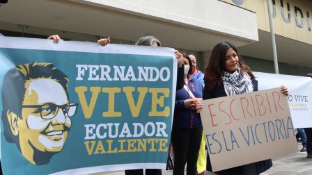 Plantón de familiares y amigos de Fernando Villavicencio, en el Complejo Judicial Norte en junio del 2024.