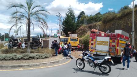 Un bus escolar y un camión chocaron en la Ruta Viva este miércoles 20 de agosto del 2025.
