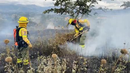 Personal del Cuerpo de Bomberos de Quito trabajó para controlar un incendio forestal en Nayón.