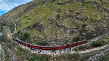 La ruta ferroviaria Nariz del Diablo recorre 12,5 kilómetros entre las estaciones Alausí y Sibambe