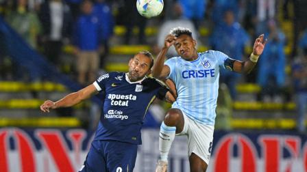 Hernán Barcos, veterano goleador de Alianza Lima, salta a cabecear con Emiliano Clavijo, de Universidad Católica, durante el partido disputado el 20 de agosto del 2025.