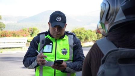Los agentes de tránsito emitieron citaciones por distintas causas a los conductores de motos en Quito.