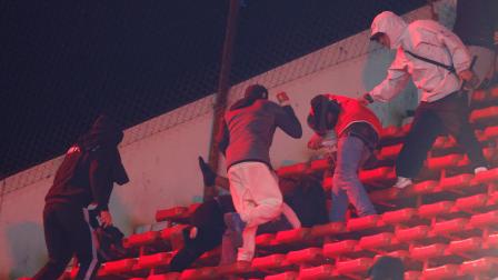 Hinchas se enfrentan en el partido de los octavos de final de la Copa Sudamericana entre Independiente y Universidad de Chile