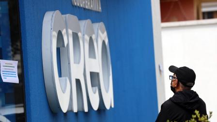 Los socios de la cooperativa CREA en Cuenca, en proceso de liquidación forzosa, piden que se devuelva el total de depósitos. La vigilia permanente inició el 12 de agosto,la mañana de hoy los perjudicados se concentraron en las afueras de la matrix en Cuenca.foto Boris Romoleroux/API.