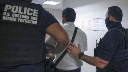Agentes de migración han realizado redadas y detención de migrantes durante la administración de Donald Trump.
