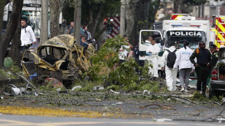 Integrantes de la Policía inspeccionan la zona del atentado en inmediaciones de la Escuela Militar de Aviación Marco Fidel Suárez este jueves, en Cali (Colombia).