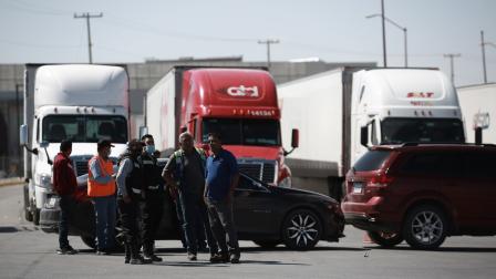 Transportistas hacen fila para ser inspeccionados en el Puente Internacional Zaragoza, en la frontera entre México y Estados Unidos.