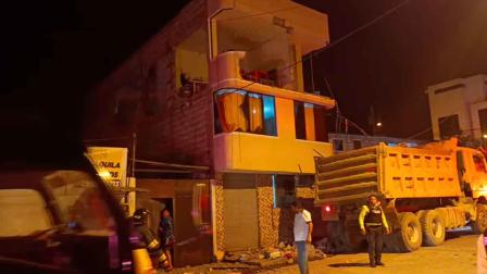 Una vivienda de tres plantas quedó destruida tras la deflagración de un tanque de gas en Riobamba.