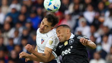 Lisandro Alzugaray (izquierda), de Liga de Quito,  salta a cabecear con Fernando Marcal, de Botafogo, en el partido disputado el 21 de agosto del 2025.