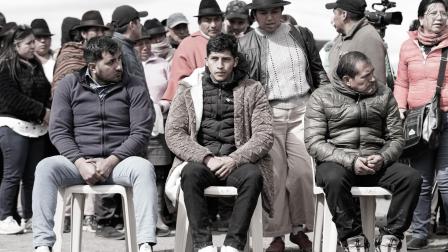El Movimiento Indígena y Campesino de Cotopaxi, realizó la tercera audiencia comunitaria en contra de los tres policías retenidos desde la tarde del lunes.Este acto se llevó a cabo en el sector de Planchaloma, en Toacaso, norte rural de Latacunga. Fotos : API / William López