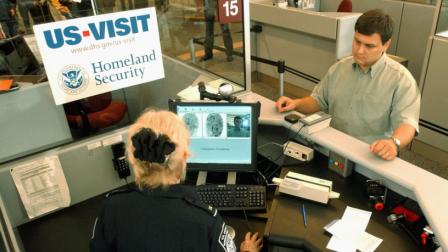 Antes de ingresar a Estados Unidos, los visitantes deben presentar su visa y pasar por un programa biométrico US-VISIT en los aeropuertos.
