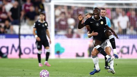 James Ward-Prowse, de West Ham United, intenta frenar al volante ecuatoriano Moisés Caicedo, de Chelsea, en el partido jugado el 22 de agosto del 2025.