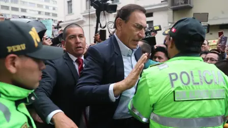 El expresidente peruano Martín Vizcarra permanece detenido por supuestamente haber recibido sobornos.