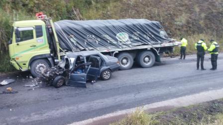 Un camión y un automóvil chocaron trágicamente en la provincia de Bolívar.