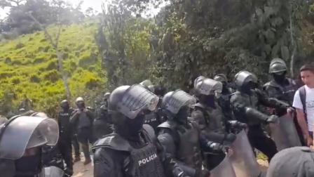 Un fuerte contingente policial y militar permanece en Palo Quemado el día de la consulta ambiental.