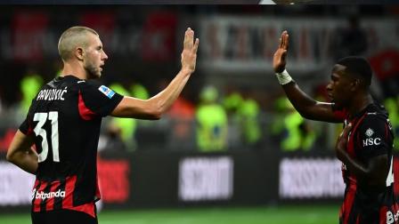 Strahinja Pavlovic celebra el gol del AC Milan junto con el ecuatoriano Pervis Estupiñán, quien lo asistió para que concretara la anotación.