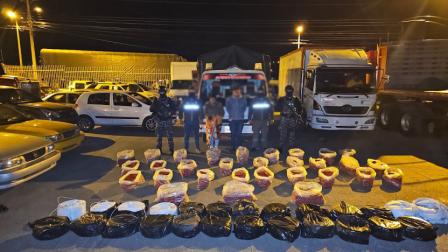 La Policía detuvo a dos personas que transportaban material explosivo con destino a Colombia.