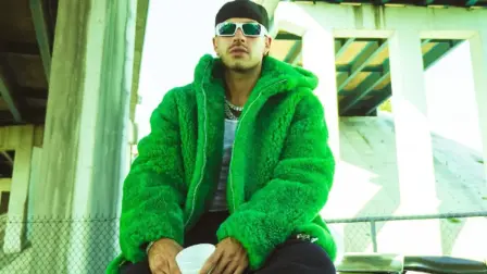 Feid conquistó al mundo con el verde característico de su carrera y con el que hoy hace historia.