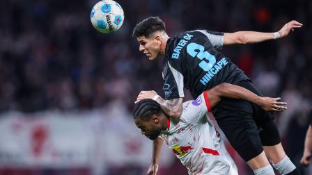 Piero Hincapié (3) quiere jugar en la Premier League. Arsenal, Chelsea y Tottenham buscan su fichaje, en la última semana del mercado de verano en Europa.
