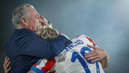 Gustavo Alfaro (izq.), entrenador de Paraguay y extimonel de Ecuador, abraza a Julio César Enciso, durante un partido de Eliminatorias sudamericanas.
