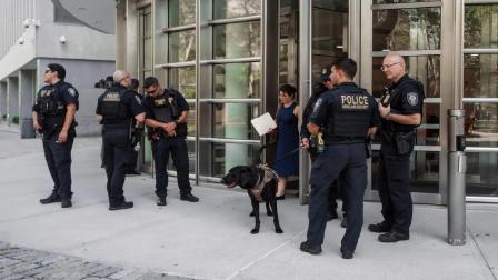 Oficiales del Departamento de Seguridad Nacional patrullan afuera de una audiencia de declaración de culpabilidad para el fundador del Cartel de Sinaloa, Ismael Zambada García, conocido como El Mayo, en el Tribunal del Distrito Este de Nueva York, en Brooklyn.