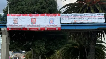 En la avenida Naciones Unidas, en Quito se xolocaron pancartas con las recompensas contra Nicolás Maduro y líderes chavistas.