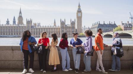Personas de todo el mundo aplican anualmente a las becas Chevening para estudiar posgrados en el Reino Unido.