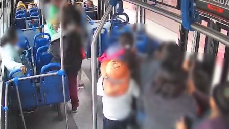Un asalto a un bus urbano se registró en cámaras de vigilancia.