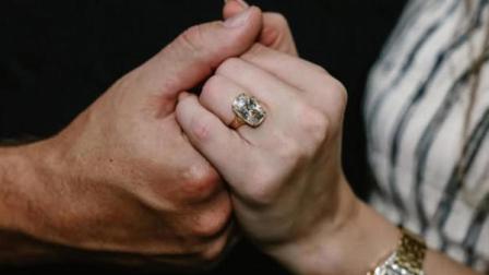 Taylor Swift se comprometió con el jugador de fútbol americano Travis Kelce.