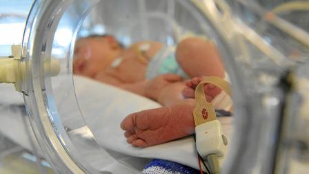 Un bebé prematuro trasladado a la unidad de cuidados intensivos habría sido víctima de mala praxis.