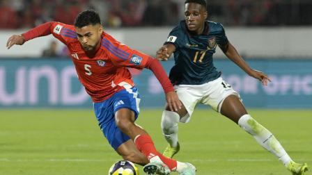 Darwin Guagua (derecha) persigue a Paulo Díaz, de Chile, durante el partido de Eliminatorias sudamericanas disputado el 25 de marzo del 2025.