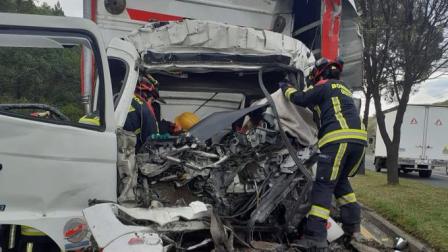 Un camión chocó contra una volqueta y dejó una persona fallecida.