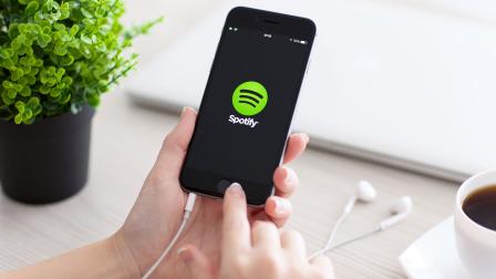 Spotify es una plataforma digital que ofrece acceso a una biblioteca de música, podcasts y audiolibros.