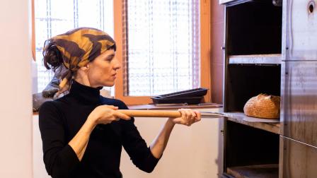 Una mujer prepara un pan sin gluten en Madrid, España.