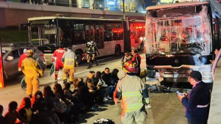 Los pasajeros heridos se sentaron en la vía exlusiva del bus en espera de ser atendidos por los paramédicos