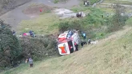 Un bus de pasajeros se volcó en el cantón Colta, provincia de Chimborazo.